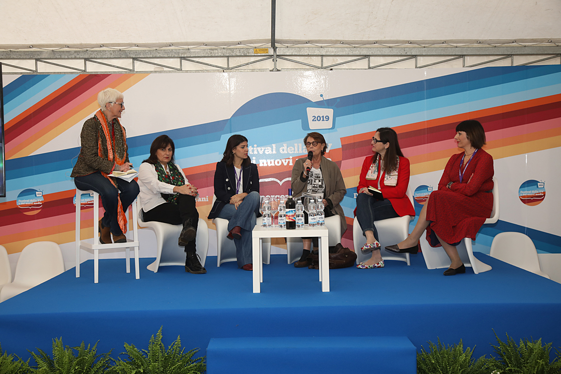 Festival della TV e dei Nuovi Media 2019_108.jpg - Il Ruolo della donna nel mondo dei media: contenuti, rappresentanza e stereotipi La responsabilizzazione dei produttori televisivi, degli editori e, più in generale, di chi lavora nell’industria dei media  deve concorrere ad affrontare i problemi degli stereotipi al femminile per una rinascita  sociale della donna grazie alla grande potenza comunicativa dei media.In collaborazione con Women in Film, Tv & Media Italia Giulia Blasi, Mussi Bollini, Daniela Collu, Astrid De Berardinis, Simona Ercolani, Raffaella Masoero con Alessandra Comazzi